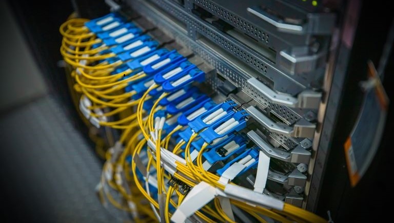 Data Centre Plugable Pluggable vs. co-packaged optics in AI data centers: Power, scale and ...
