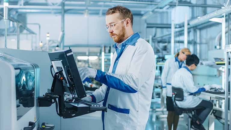 Factory-Worker-At-Console-EN-Image